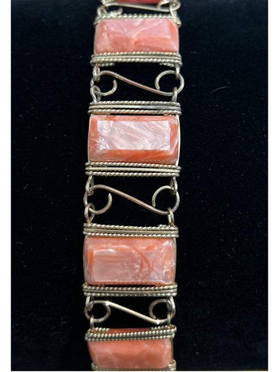 Unbranded Jewelry - Women’s coral color swirl lucite art deco style vintage circa 50’s era